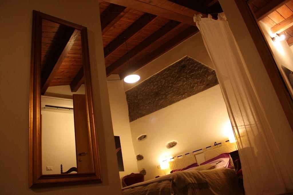 Il Lupo Rosso Bed & Breakfast Санту Лусурджу Стая снимка