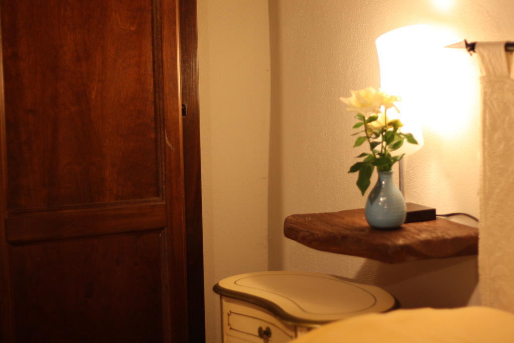 Il Lupo Rosso Bed & Breakfast Санту Лусурджу Стая снимка