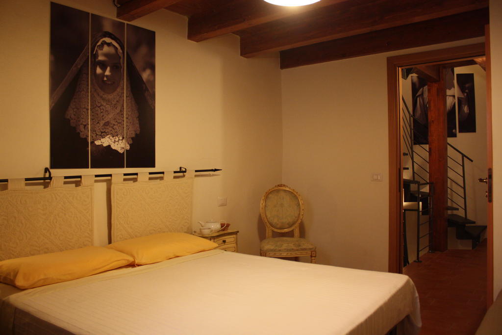 Il Lupo Rosso Bed & Breakfast Санту Лусурджу Стая снимка
