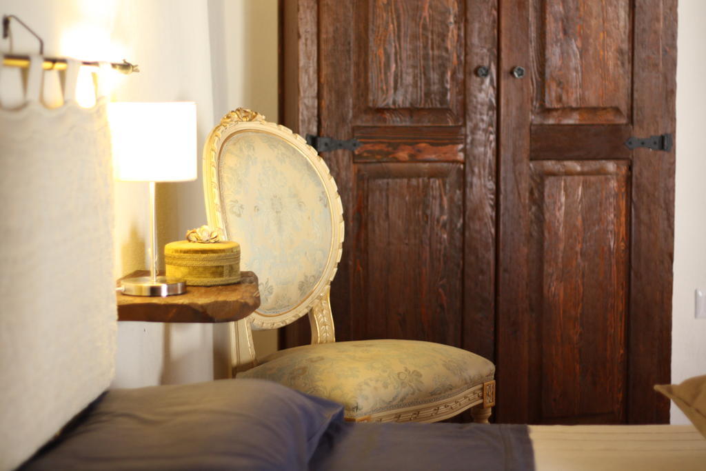 Il Lupo Rosso Bed & Breakfast Санту Лусурджу Стая снимка