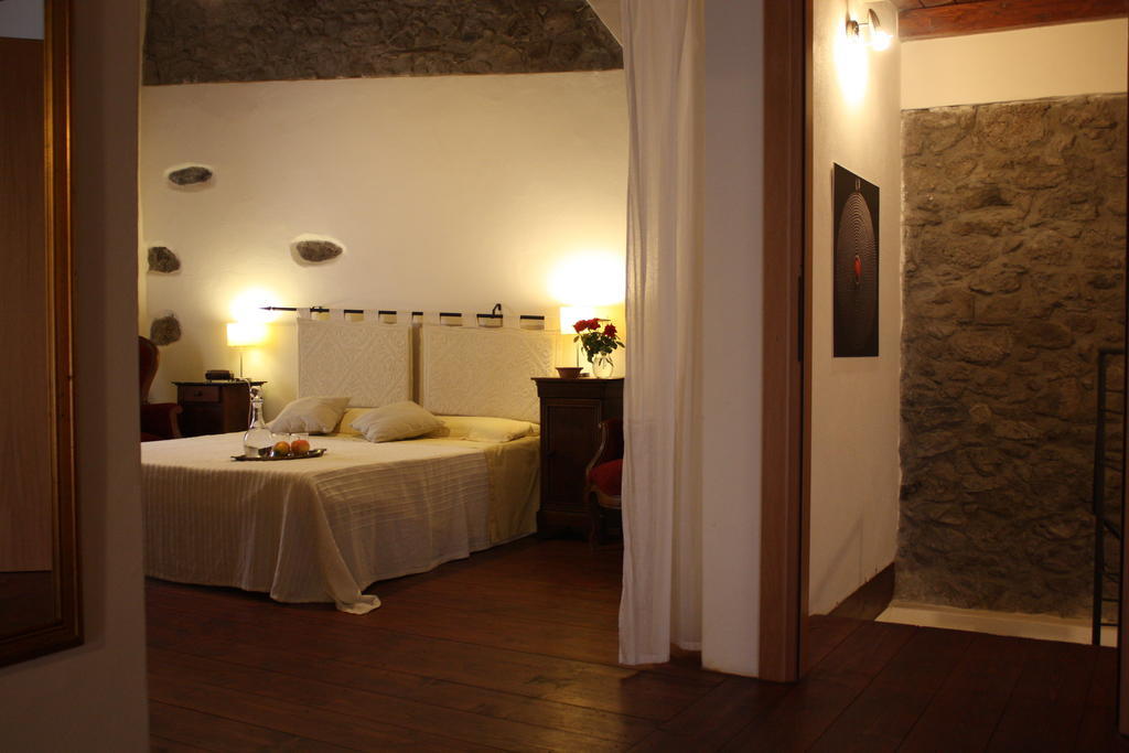 Il Lupo Rosso Bed & Breakfast Санту Лусурджу Стая снимка