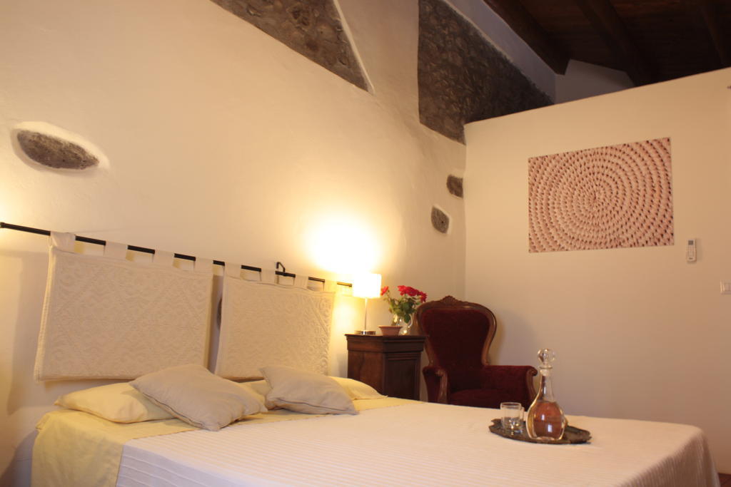 Il Lupo Rosso Bed & Breakfast Санту Лусурджу Стая снимка
