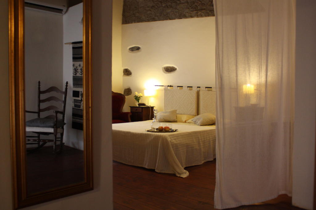 Il Lupo Rosso Bed & Breakfast Санту Лусурджу Стая снимка